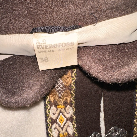 1970s Fringed Embroidered Cape in wool by A.S Evebofoss. - Picture 7 of 15